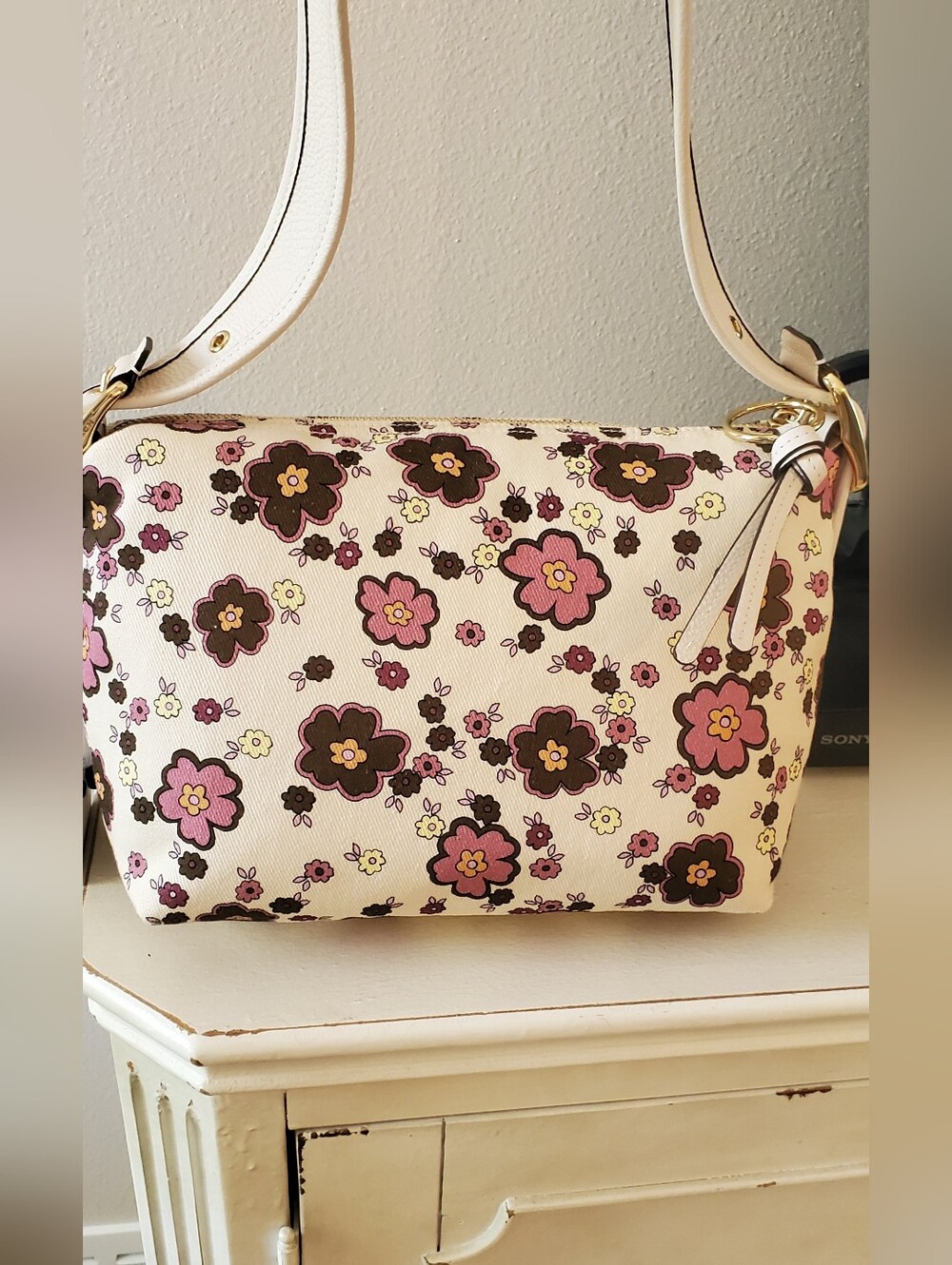 💥24 HOUR SALE💥🌼Coach Cargo Shoulder Bag Floral (FREE DIY CHARM INCLUDED)🌸 - Picture 2 of 13